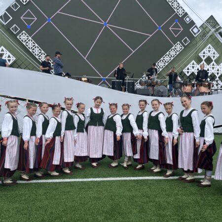 Tytuvėnų kultūros centro šokių kolektyvai spindėjo šimtmečio Dainų šventėje „Kad giria žaliuotų“