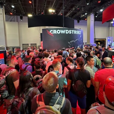Po pasaulinio IT žlugimo „CrowdStrike“ įsilaužėliams įteikia veiksmo figūras ir dėkoja